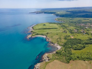 Bulgaristan 'ın Burgaz Bölgesi' nin Varvara kasabası yakınlarındaki Karadeniz kıyı şeridinin hava manzarası