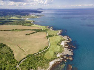 Bulgaristan 'ın Burgaz Bölgesi' nin Varvara kasabası yakınlarındaki Karadeniz kıyı şeridinin hava manzarası