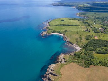 Bulgaristan 'ın Burgaz Bölgesi' nin Varvara kasabası yakınlarındaki Karadeniz kıyı şeridinin hava manzarası