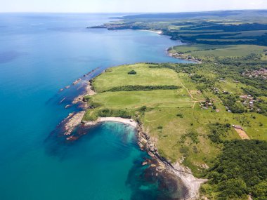 Bulgaristan 'ın Burgaz Bölgesi' nin Varvara kasabası yakınlarındaki Karadeniz kıyı şeridinin hava manzarası