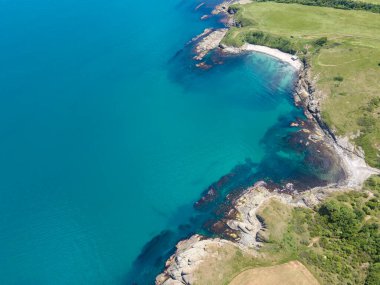 Bulgaristan 'ın Burgaz Bölgesi' nin Varvara kasabası yakınlarındaki Karadeniz kıyı şeridinin hava manzarası