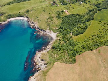 Bulgaristan 'ın Burgaz Bölgesi' nin Varvara kasabası yakınlarındaki Karadeniz kıyı şeridinin hava manzarası