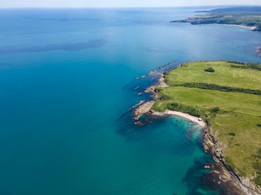 Bulgaristan 'ın Burgaz Bölgesi' nin Varvara kasabası yakınlarındaki Karadeniz kıyı şeridinin hava manzarası