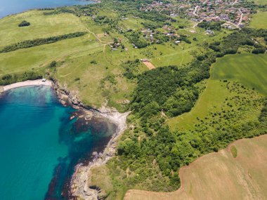 Bulgaristan 'ın Burgaz Bölgesi' nin Varvara kasabası yakınlarındaki Karadeniz kıyı şeridinin hava manzarası