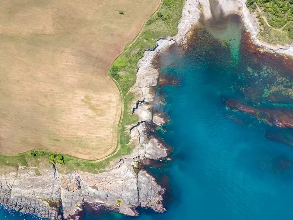 Bulgaristan 'ın Burgaz Bölgesi' nin Varvara kasabası yakınlarındaki Karadeniz kıyı şeridinin hava manzarası