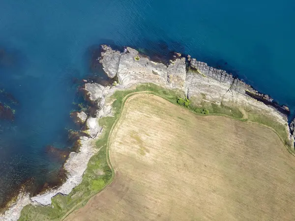 Bulgaristan 'ın Burgaz Bölgesi' nin Varvara kasabası yakınlarındaki Karadeniz kıyı şeridinin hava manzarası