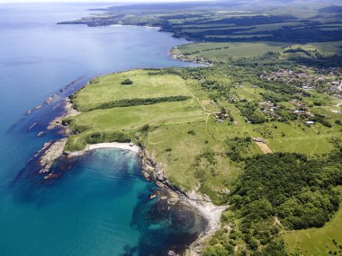 Bulgaristan 'ın Burgaz Bölgesi' nin Varvara kasabası yakınlarındaki Karadeniz kıyı şeridinin hava manzarası