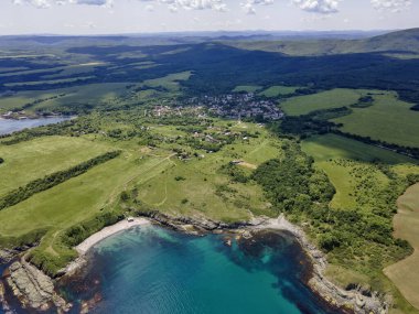 Bulgaristan 'ın Burgaz Bölgesi' nin Varvara kasabası yakınlarındaki Karadeniz kıyı şeridinin hava manzarası