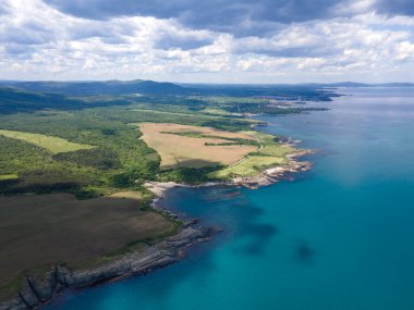 Bulgaristan 'ın Burgaz Bölgesi' nin Varvara kasabası yakınlarındaki Karadeniz kıyı şeridinin hava manzarası