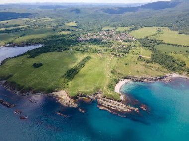 Bulgaristan 'ın Burgaz Bölgesi' nin Varvara kasabası yakınlarındaki Karadeniz kıyı şeridinin hava manzarası