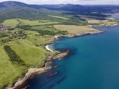 Bulgaristan 'ın Burgaz Bölgesi' nin Varvara kasabası yakınlarındaki Karadeniz kıyı şeridinin hava manzarası