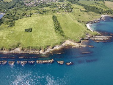 Bulgaristan 'ın Burgaz Bölgesi' nin Varvara kasabası yakınlarındaki Karadeniz kıyı şeridinin hava manzarası