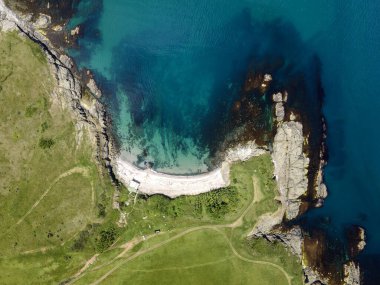 Bulgaristan 'ın Burgaz Bölgesi' nin Varvara kasabası yakınlarındaki Karadeniz kıyı şeridinin hava manzarası