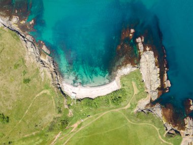 Bulgaristan 'ın Burgaz Bölgesi' nin Varvara kasabası yakınlarındaki Karadeniz kıyı şeridinin hava manzarası