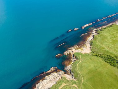 Bulgaristan 'ın Burgaz Bölgesi' nin Varvara kasabası yakınlarındaki Karadeniz kıyı şeridinin hava manzarası