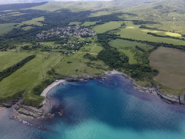 Bulgaristan 'ın Burgaz Bölgesi' nin Varvara kasabası yakınlarındaki Karadeniz kıyı şeridinin hava manzarası