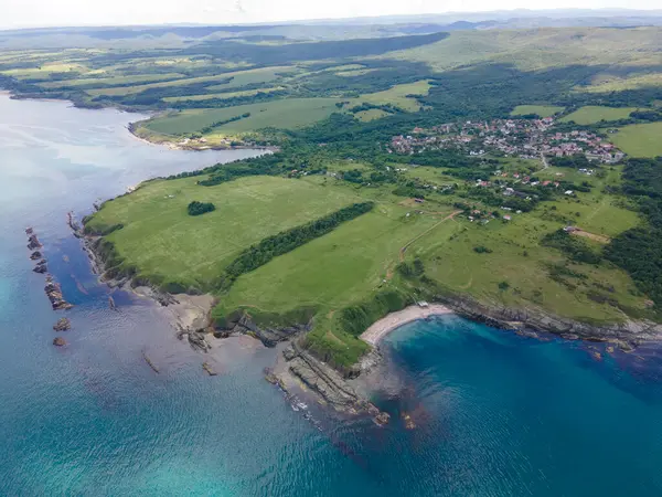 Bulgaristan 'ın Burgaz Bölgesi' nin Varvara kasabası yakınlarındaki Karadeniz kıyı şeridinin hava manzarası