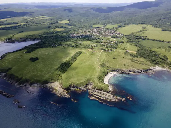 Bulgaristan 'ın Burgaz Bölgesi' nin Varvara kasabası yakınlarındaki Karadeniz kıyı şeridinin hava manzarası