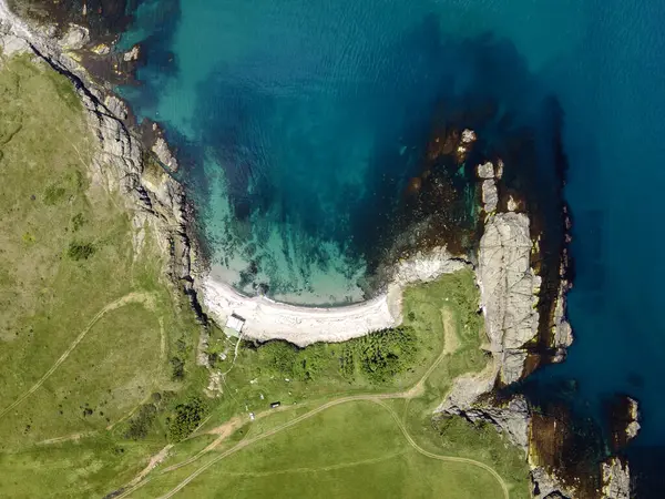 Bulgaristan 'ın Burgaz Bölgesi' nin Varvara kasabası yakınlarındaki Karadeniz kıyı şeridinin hava manzarası