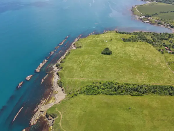 Bulgaristan 'ın Burgaz Bölgesi' nin Varvara kasabası yakınlarındaki Karadeniz kıyı şeridinin hava manzarası