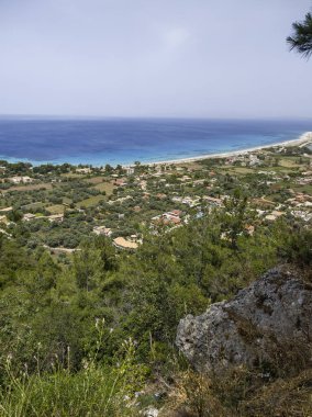 Yunanistan 'ın İyon Adaları' ndaki Agios Ioannis plajı yakınlarındaki Lefkada Panoraması