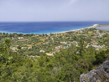 Yunanistan 'ın İyon Adaları' ndaki Agios Ioannis plajı yakınlarındaki Lefkada Panoraması