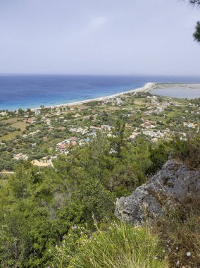 Yunanistan 'ın İyon Adaları' ndaki Agios Ioannis plajı yakınlarındaki Lefkada Panoraması