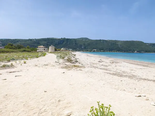 Yunanistan 'ın İyon Adaları' ndaki Agios Ioannis plajı yakınlarındaki Lefkada Panoraması
