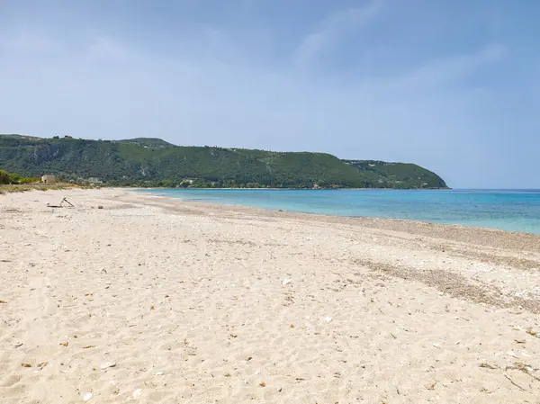 Yunanistan 'ın İyon Adaları' ndaki Agios Ioannis plajı yakınlarındaki Lefkada Panoraması
