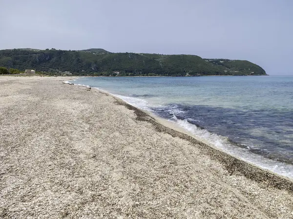 Yunanistan 'ın İyon Adaları' ndaki Agios Ioannis plajı yakınlarındaki Lefkada Panoraması