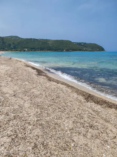 Yunanistan 'ın İyon Adaları' ndaki Agios Ioannis plajı yakınlarındaki Lefkada Panoraması