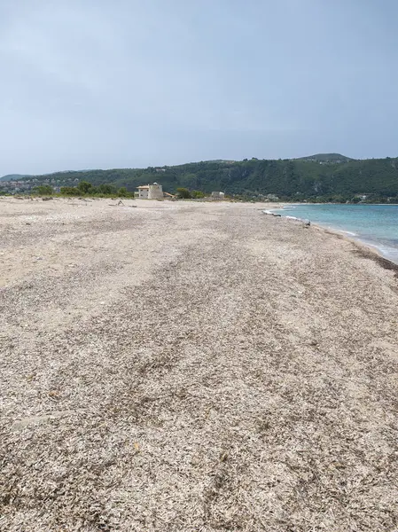 Yunanistan 'ın İyon Adaları' ndaki Agios Ioannis plajı yakınlarındaki Lefkada Panoraması