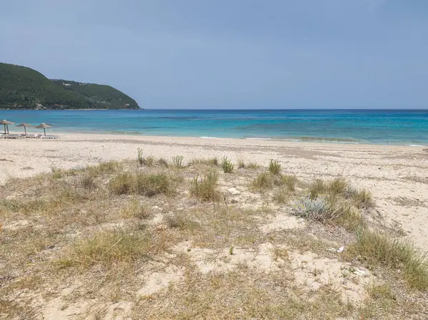Yunanistan 'ın İyon Adaları' ndaki Agios Ioannis plajı yakınlarındaki Lefkada Panoraması