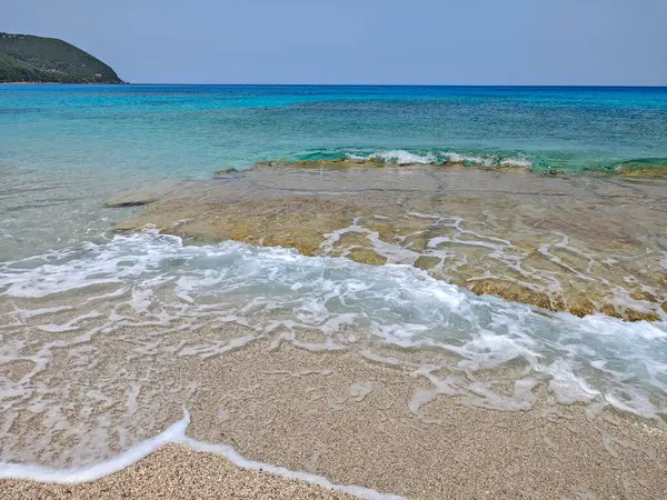Yunanistan 'ın İyon Adaları' ndaki Agios Ioannis plajı yakınlarındaki Lefkada Panoraması