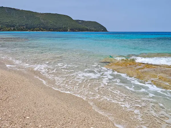 Yunanistan 'ın İyon Adaları' ndaki Agios Ioannis plajı yakınlarındaki Lefkada Panoraması
