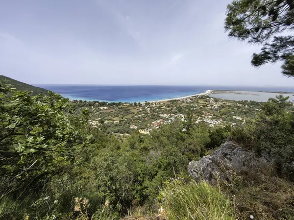 Yunanistan 'ın İyon Adaları' ndaki Agios Ioannis plajı yakınlarındaki Lefkada Panoraması