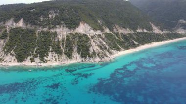 Lefkada 'nın Pefkoulia plajı yakınlarındaki inanılmaz hava manzarası, İyon Adaları, Yunanistan