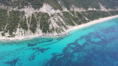 Lefkada 'nın Pefkoulia plajı yakınlarındaki inanılmaz hava manzarası, İyon Adaları, Yunanistan