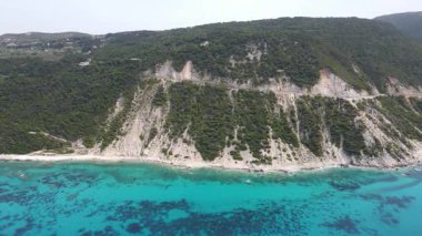 Lefkada 'nın Pefkoulia plajı yakınlarındaki inanılmaz hava manzarası, İyon Adaları, Yunanistan
