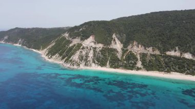 Lefkada 'nın Pefkoulia plajı yakınlarındaki inanılmaz hava manzarası, İyon Adaları, Yunanistan