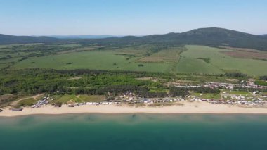 Bulgaristan 'ın Burgaz Bölgesi' nin Sozopol kasabası yakınlarındaki Gradina (Bahçe) plajının havadan manzarası 
