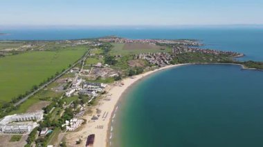 Bulgaristan 'ın Burgaz Bölgesi' nin Sozopol kasabası yakınlarındaki Gradina (Bahçe) plajının havadan manzarası 