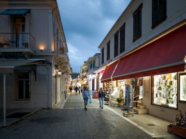 LEFKADA TOWN, GREECE - 24 Mayıs 2025: Yunanistan 'ın İyon Adaları' nın Lefkada kentinin şaşırtıcı Sunset Manzarası