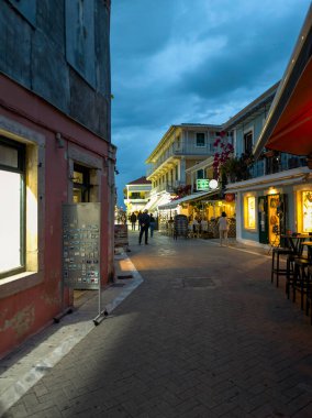 LEFKADA TOWN, GREECE - 24 Mayıs 2025: Yunanistan 'ın İyon Adaları' nın Lefkada kentinin şaşırtıcı Sunset Manzarası