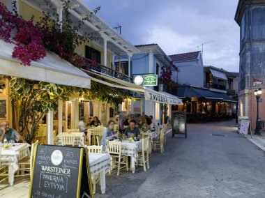 LEFKADA TOWN, GREECE - 24 Mayıs 2025: Yunanistan 'ın İyon Adaları' nın Lefkada kentinin şaşırtıcı Sunset Manzarası