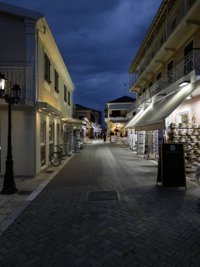 LEFKADA TOWN, GREECE - 24 Mayıs 2025: Yunanistan 'ın İyon Adaları' nın Lefkada kentinin şaşırtıcı Sunset Manzarası