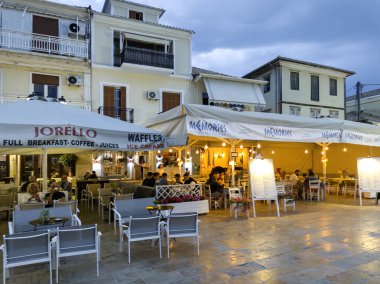 LEFKADA TOWN, GREECE - 24 Mayıs 2025: Yunanistan 'ın İyon Adaları' nın Lefkada kentinin şaşırtıcı Sunset Manzarası