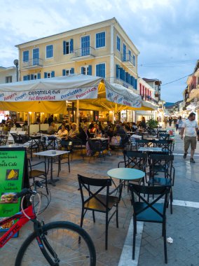 LEFKADA TOWN, GREECE - 24 Mayıs 2025: Yunanistan 'ın İyon Adaları' nın Lefkada kentinin şaşırtıcı Sunset Manzarası