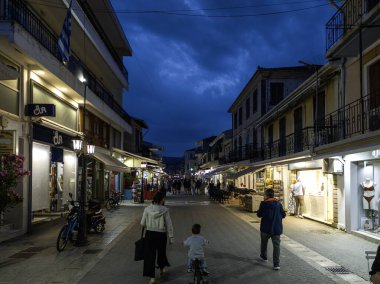 LEFKADA TOWN, GREECE - 24 Mayıs 2025: Yunanistan 'ın İyon Adaları' nın Lefkada kentinin şaşırtıcı Sunset Manzarası