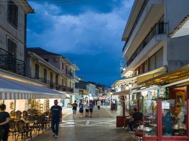 LEFKADA TOWN, GREECE - 24 Mayıs 2025: Yunanistan 'ın İyon Adaları' nın Lefkada kentinin şaşırtıcı Sunset Manzarası